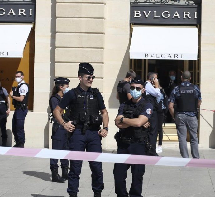 Rapina da film nella gioielleria Bulgari di Place Vendome a Parigi: bottino da 10 milioni di euro, sparatoria in strada