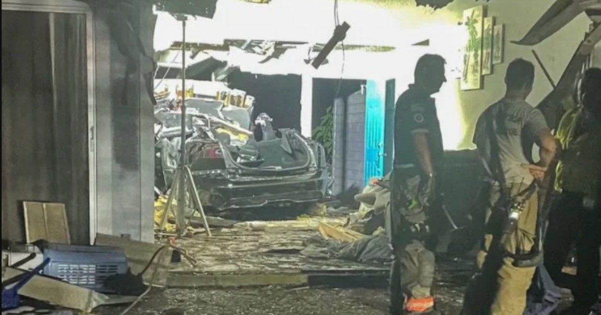 Tesla lanciata a folle velocità non si ferma ad un incrocio, si impenna e finisce dritta dentro una casa: due morti e 3 feriti gravi