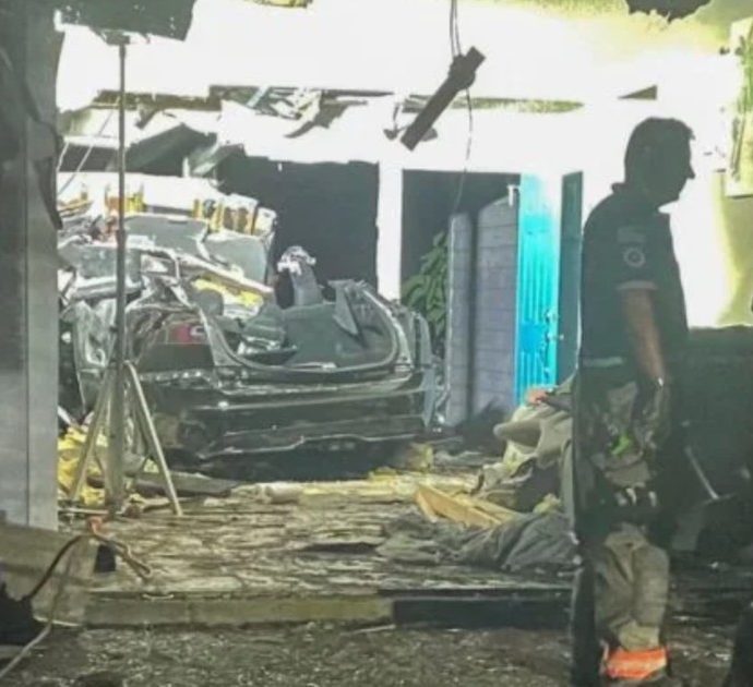 Tesla lanciata a folle velocità non si ferma ad un incrocio, si impenna e finisce dritta dentro una casa: due morti e 3 feriti gravi