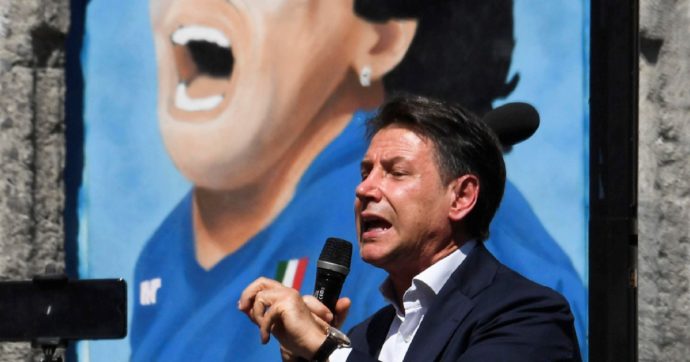 Selfie e applausi: battesimo a Napoli per il tour di Conte