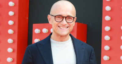 Copertina di “Ero stanco del Grande Fratello, l’ho detto all’azienda e Pier Silvio Berlusconi. Per 6 anni ho condotto sei mesi di fila. Sposerò il mio Paolo”: così Alfonso Signorini