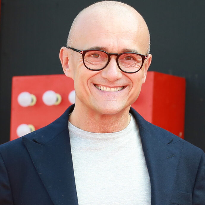 “Ero stanco del Grande Fratello, l’ho detto all’azienda e Pier Silvio Berlusconi. Per 6 anni ho condotto sei mesi di fila. Sposerò il mio Paolo”: così Alfonso Signorini