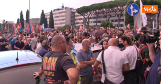 Copertina di Alitalia, lavoratori in protesta sotto la sede di Ita all’Eur: il corteo blocca la Roma-Fiumicino – Video