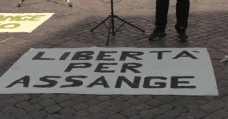 Copertina di Julian Assange, a Montecitorio il sit-in per la scarcerazione del giornalista: “La sua libertà è quella di tutti noi, del diritto a essere informati”