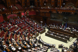 Copertina di Green Pass, il governo mette la fiducia sul secondo decreto per scuola e trasporti