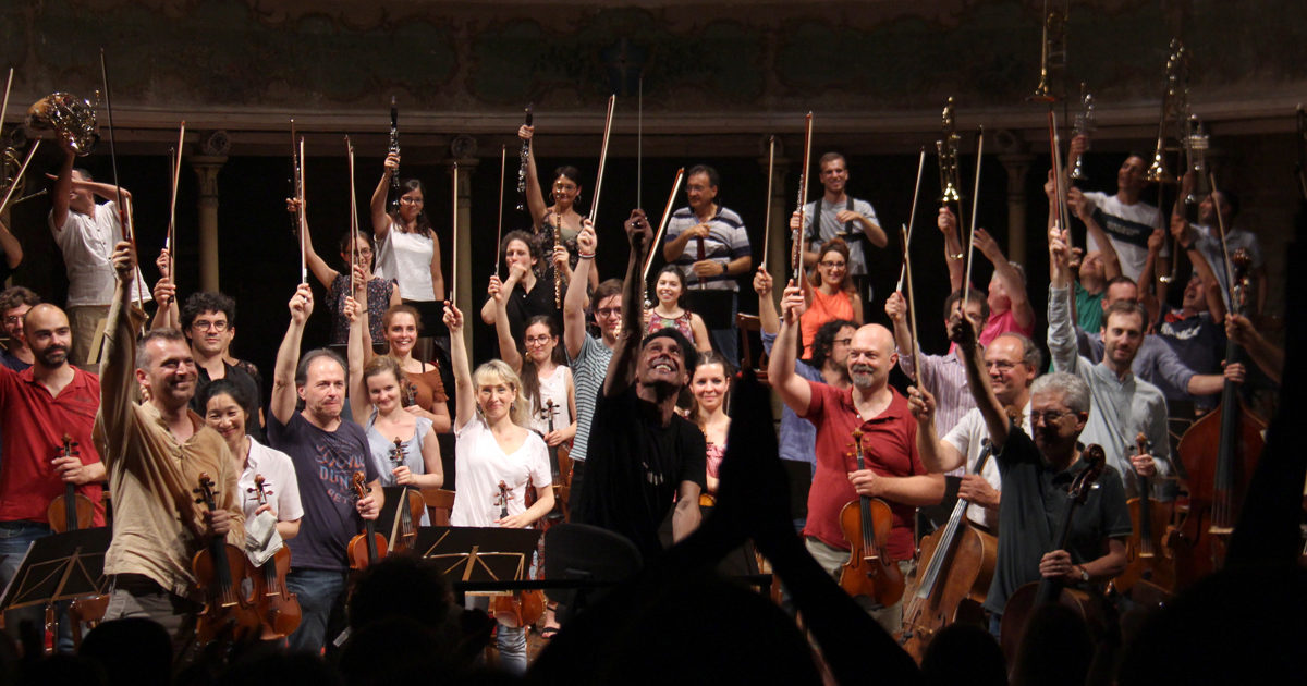 Ezio Bosso, il Teatro della bassa padana (che fu una delle sue case) celebra il “Maestro della musica libera”: sul palco 30 colleghi e amici