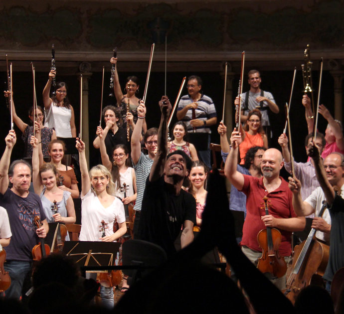 Ezio Bosso, il Teatro della bassa padana (che fu una delle sue case) celebra il “Maestro della musica libera”: sul palco 30 colleghi e amici