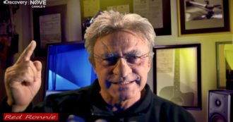 Copertina di “Ho un’intervista a Buddha dell’87, ma non posso farvela vedere”: Maurizio Crozza torna in prima serata e veste i panni di Red Ronnie – Video