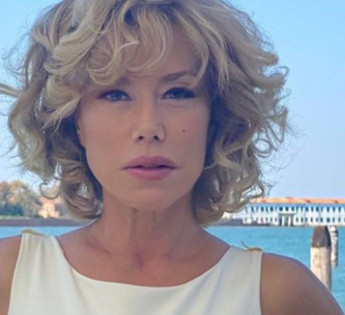 Nancy Brilli ‘rimbalzata’ a Venezia si sfoga: “Il potere di quelli che hanno la chiave del cesso”