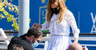 Copertina di Jennifer Lopez e Ben Affleck insieme a Venezia: l’arrivo al Lido, stasera il red carpet. L’attore avvistato da Tiffany, matrimonio in arrivo?