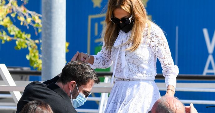 Jennifer Lopez e Ben Affleck insieme a Venezia: l’arrivo al Lido, stasera il red carpet. L’attore avvistato da Tiffany, matrimonio in arrivo?
