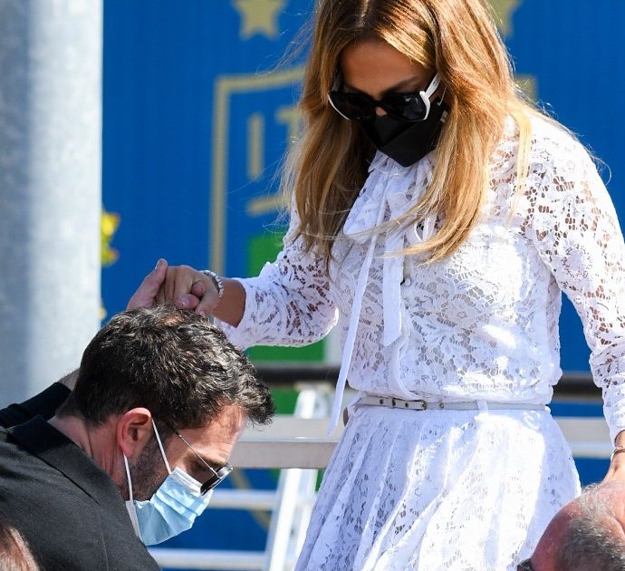 Jennifer Lopez e Ben Affleck insieme a Venezia: l’arrivo al Lido, stasera il red carpet. L’attore avvistato da Tiffany, matrimonio in arrivo?