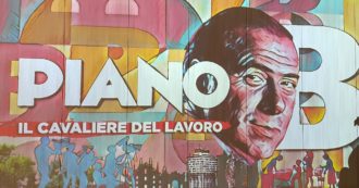 Copertina di A Milano la mostra “immersiva” sul Berlusconi imprenditore: una rassegna di icone piena di lustrini (e depurata di ogni ombra)