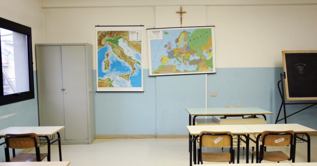 Torino, prof di religione a processo per molestie e violenza sessuale: “Alle studentesse diceva ‘sei la mia pornostar'”