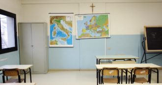 Copertina di Torino, prof di religione a processo per molestie e violenza sessuale: “Alle studentesse diceva ‘sei la mia pornostar'”