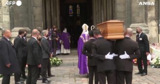 Copertina di Jean Paul Belmondo, a Parigi i funerali dell’attore: un lungo applauso accoglie il feretro all’ingresso della chiesa. E c’è anche Alain Delon