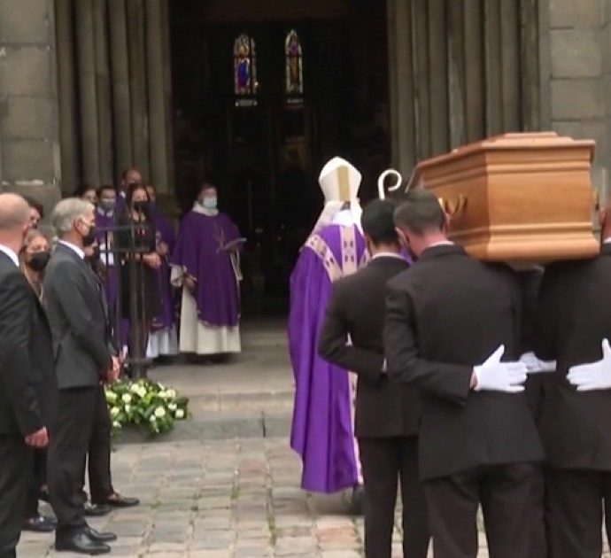 Jean Paul Belmondo, a Parigi i funerali dell’attore: un lungo applauso accoglie il feretro all’ingresso della chiesa. E c’è anche Alain Delon
