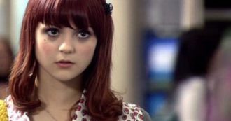 Copertina di Kathryn Prescott, l’attrice investita da un camion di cemento mentre attraversava la strada: “Ha evitato per un pelo la paralisi, è in terapia intensiva con fratture multiple”