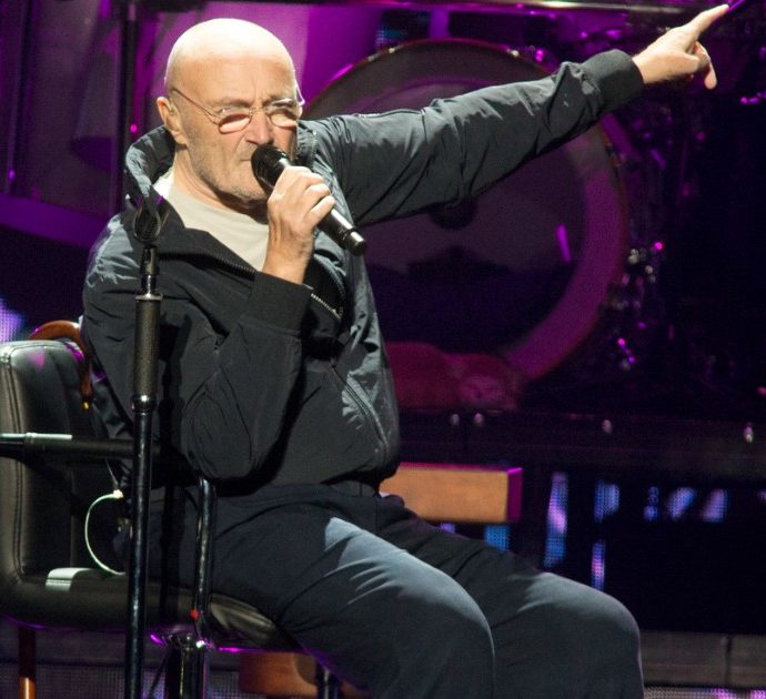 Phil Collins: “Non riesco più a tenere una bacchetta in mano”. Si aggravano le condizioni di salute del musicista dei Genesis