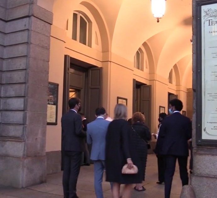 Green pass all’ingresso e mascherine, così riapre il teatro alla Scala di Milano. “Ritorno alla normalità, troppo tempo lontani dalla cultura”