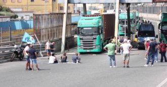 Copertina di Whirlpool, gli operai bloccano il porto di Napoli: “Non ci muoveremo da qui finché il governo non ci darà una data certa per l’incontro”