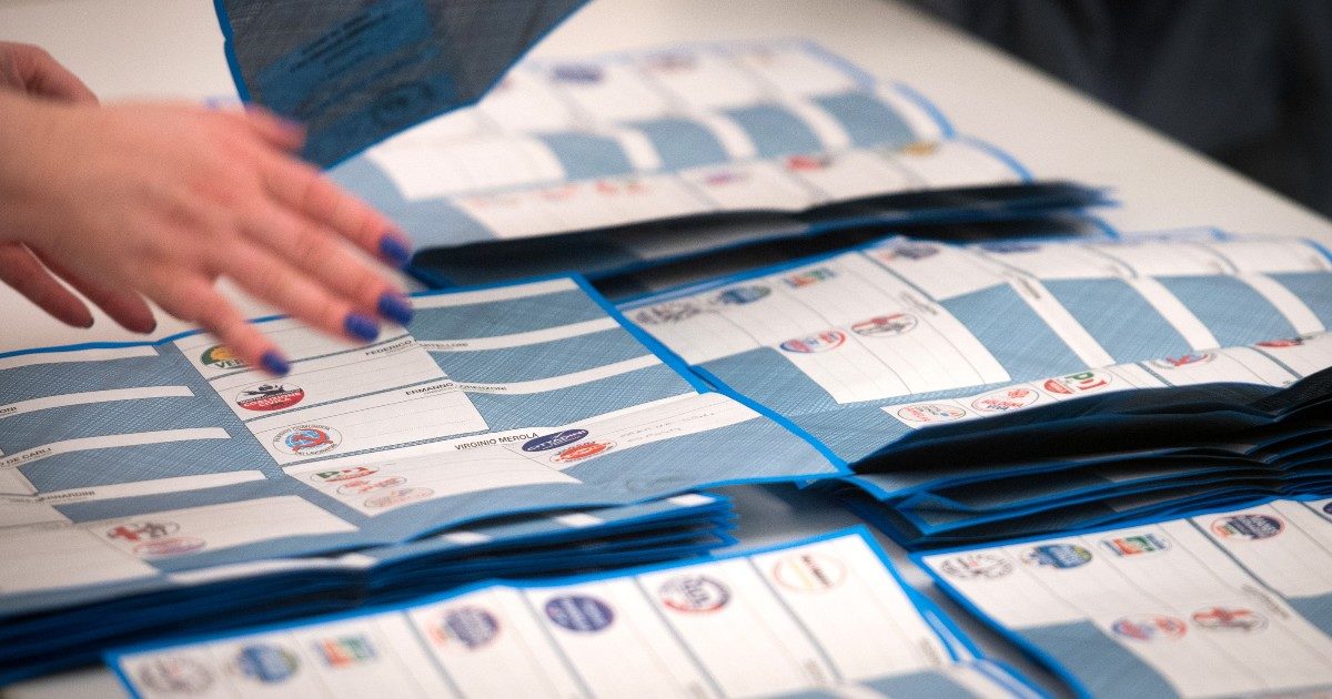 No vax, cambi di casacca last minute e l’endorsement imbarazzante dell’ex Fn con la maglia “Auschwitzland”: la corsa al consiglio di Bologna