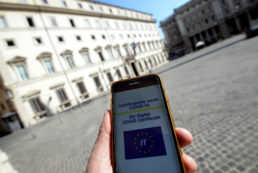 Copertina di Green pass, in un giorno scaricati 563.186 certificati: la maggior parte dopo tampone