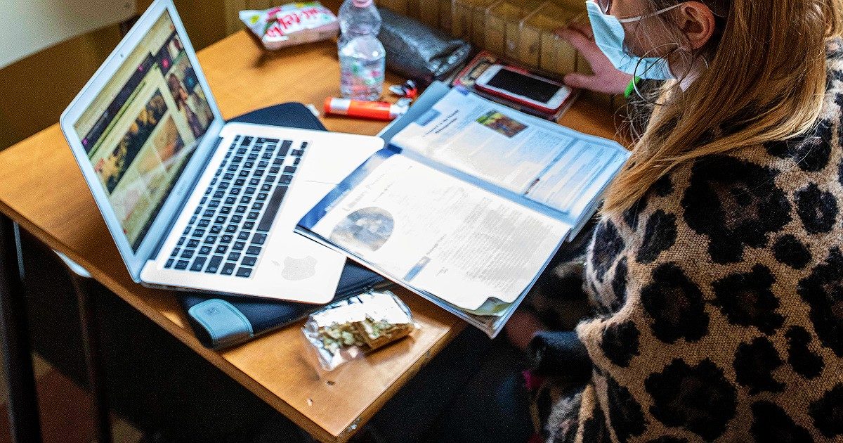 Scuola, impennata di contagi negli ultimi 12 giorni: il ministero nega i dati, ma le classi in dad raddoppiano. La situazione da Nord a Sud