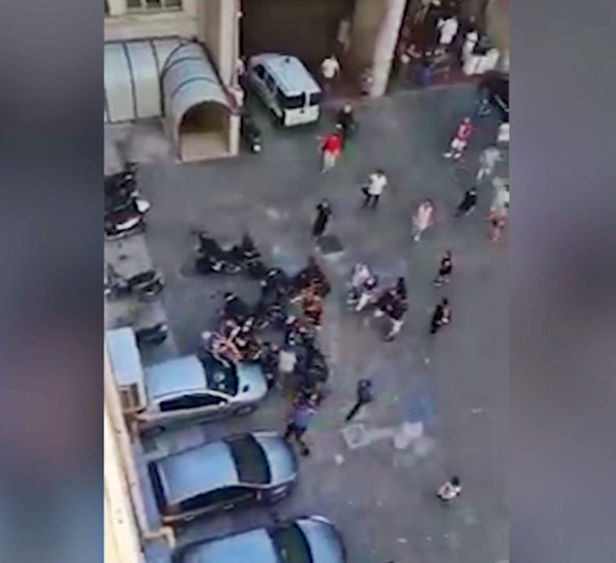 Napoli, rissa nel cortile dell’ospedale Pellegrini: parenti e amici di una vittima di un agguato tentato di fare irruzione – Video