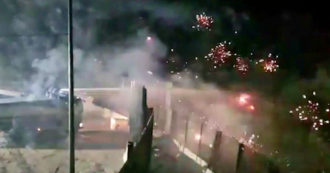 Copertina di Val di Susa, tensione tra No Tav e polizia: lancio di fuochi d’artificio e fumogeni – Video