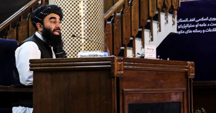 Il portavoce dei Talebani: “Per anni mi sono nascosto sotto il naso delle forze Usa”. Governo vara amnistia e classi separate all’università