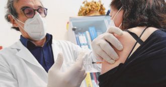 Copertina di Vaccini, record di 686mila somministrazioni in un giorno. Ma le prime dosi agli over 50 sono solo 22mila