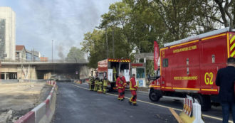 Copertina di Parigi, incendio sotto il Pont National: fiamme minacciano i tubi del gas. Evacuata l’area