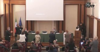 Copertina di “Covid? Curabilissimo”: il convegno al Senato che consiglia farmaci non autorizzati, vitamine, liquirizia, passeggiate nei boschi