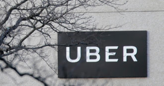 Copertina di Uber, la giustizia olandese dà torto al colosso americano: i suoi autisti sono dipendenti. La società: “Faremo ricorso”