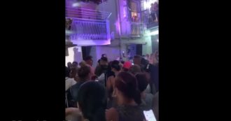 Copertina di Tony Colombo denunciato per concerto abusivo: “Musica neomelodica, assembramenti e fuochi d’artificio” – Video