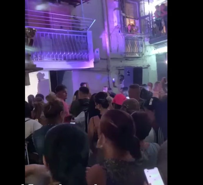 Tony Colombo denunciato per concerto abusivo: “Musica neomelodica, assembramenti e fuochi d’artificio” – Video