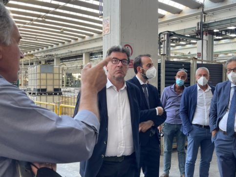 Il Fatto di domani. Mezza Lega fa il vuoto intorno al Salvini spaccatutto. Fisco, riforma coi fichi secchi (e rincari record per le bollette). Reddito di cittadinanza: ecco perché ha funzionato