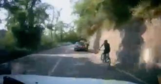 Copertina di Varese, l’automobile stringe e sperona il ciclista fino a farlo cadere: l’assurdo video dell’incidente