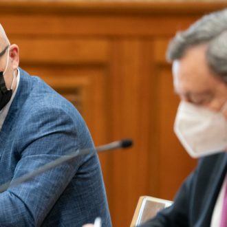 Copertina di Saluti alle imprese in fuga: il Fatto di domani 18 dicembre