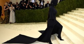 Copertina di Met Gala 2021, i look esagerati delle star: Kim Kardashian irriconoscibile, Billie Eilish diva retrò. E l’abito-manifesto di Alexandria Ocasio-Cortez – VIDEO