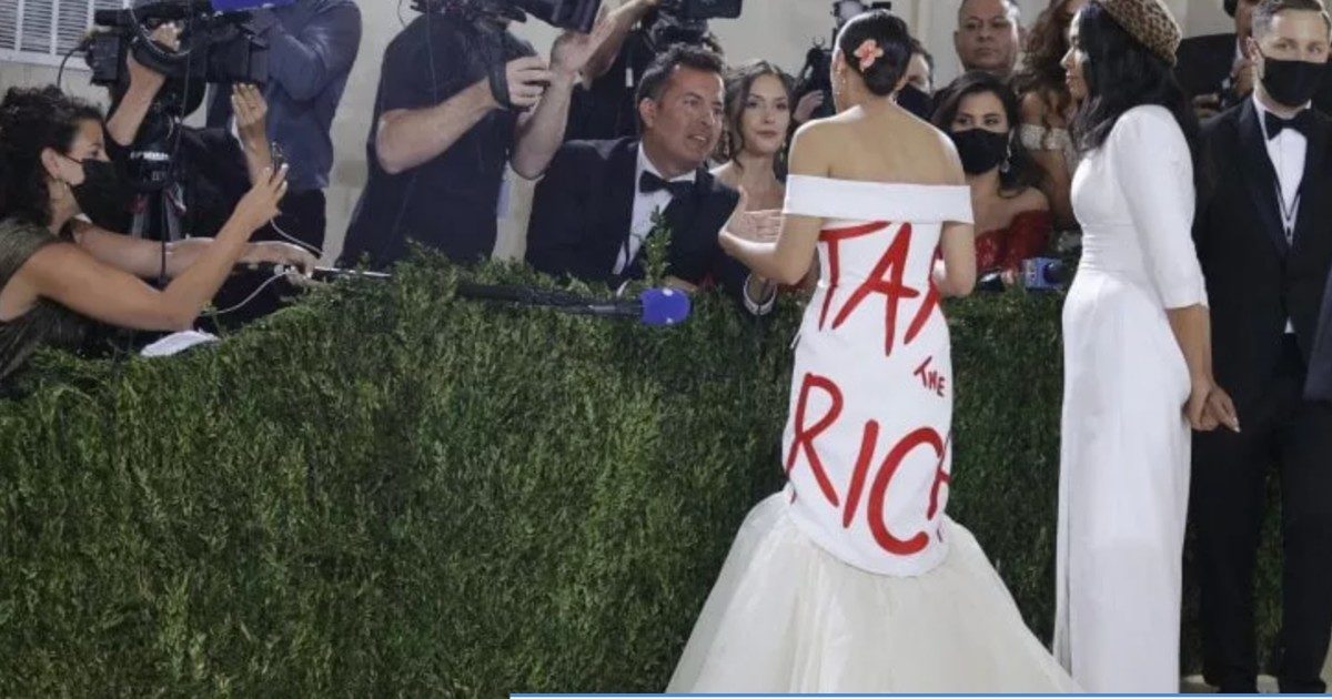 Met Gala 2021, Alexandria Ocasio-Cortez, con l’abito-manifesto “Tassate i ricchi” porta la politica all’evento più esclusivo di New York