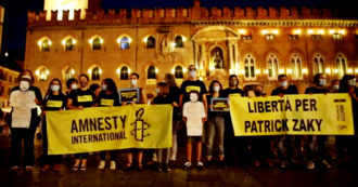 Copertina di Zaki, a Bologna il presidio di Amnesty International per chiedere la sua liberazione: “In carcere da troppo tempo, politica agisca” – Video