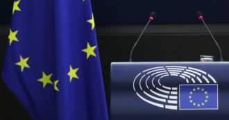 Copertina di Bruxelles, gli eurodeputati si aumentano i rimborsi: +4.4% per emolumenti e fondi ai collaboratori. In arrivo altri 322 impiegati