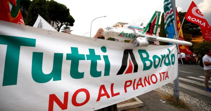 Fallimento Alitalia, non c’è l’accordo tra Ita e i sindacati: “A rischio 7.700mila lavoratori”