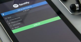 Copertina di Spotify annuncia misure per contenere la disinformazione sul covid (ma Rogan non si tocca)