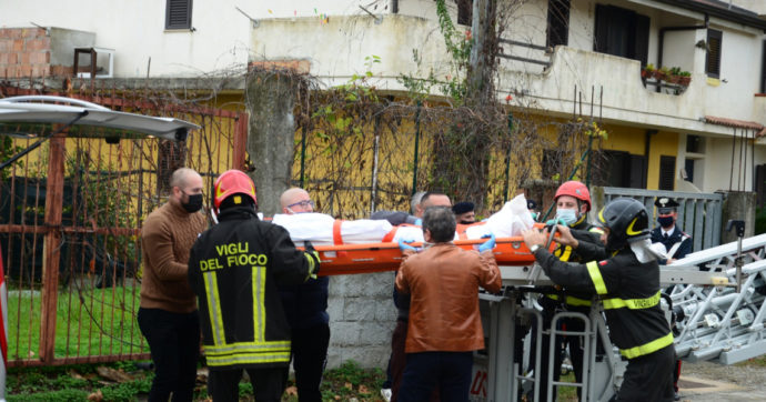 Marano di Napoli, operaio di 59 anni cade dall’impalcatura e muore: lavorava in nero