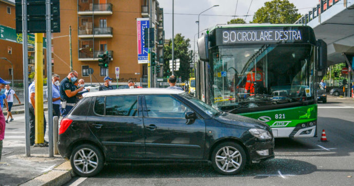 Milano, filobus si scontra con un’auto in zona Fiera: 14 feriti, nessuno è grave