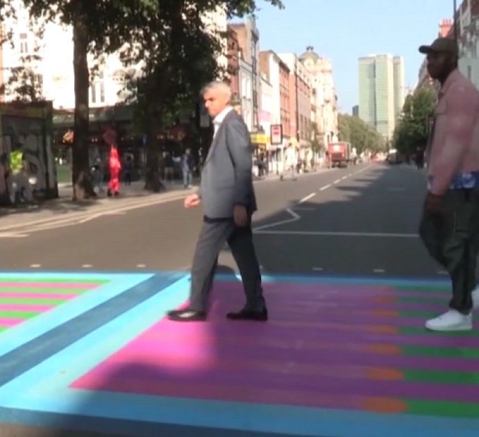 Londra si colora per il Design Festival: così gli incroci stradali si trasformano – Video