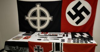 Copertina di Torino, 4 indagati per discriminazione razziale: sequestrati gadget neonazisti, machete e una carabina